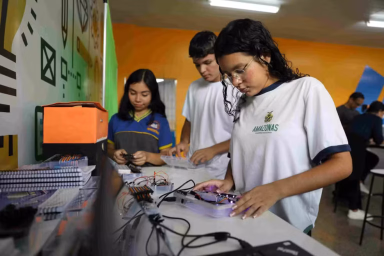 Deputado propõe inclusão de educação financeira e criptoativos no ensino médio do AM