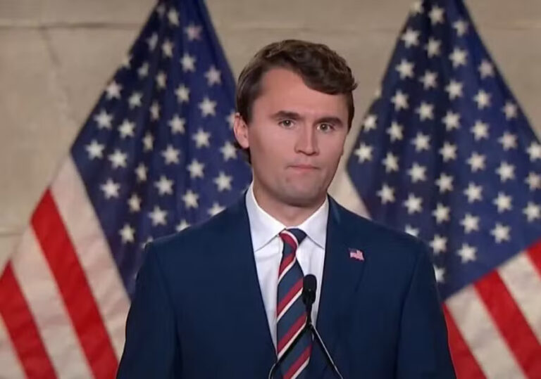 Técnico da base do Manaus é demitido após comentário sobre morte de Charlie Kirk