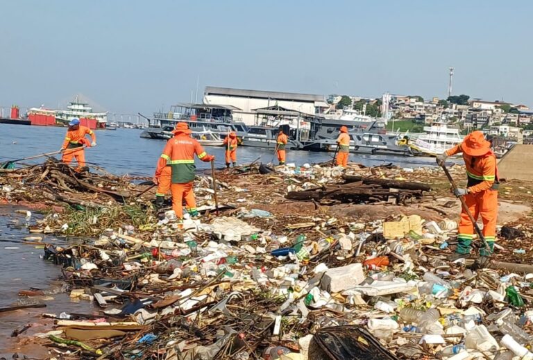 Quase 350 toneladas de lixo são retiradas por mês do rio Negro Quase 350 toneladas de lixo são retiradas por mês do rio Negro