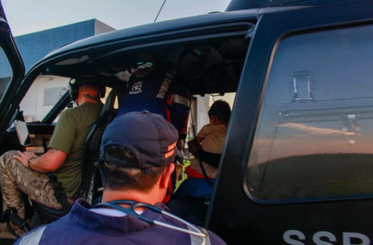 Idosa e criança são resgatadas de helicóptero em comunidades de Manaus Idosa e criança são resgatadas de helicóptero em comunidades de Manaus