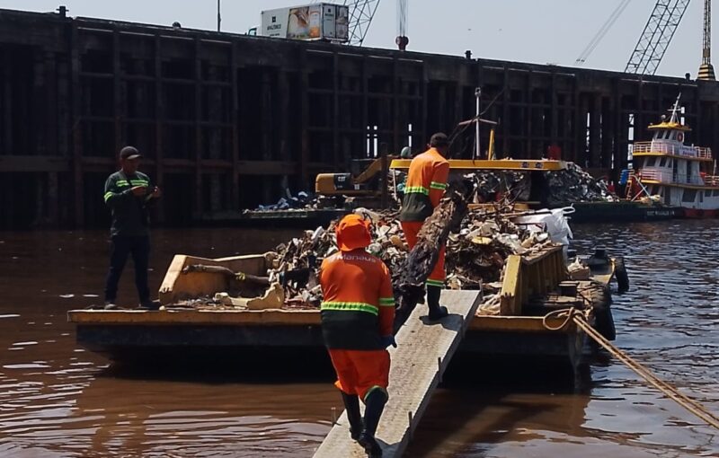 Quase 350 toneladas de lixo são retiradas por mês no rio Negro