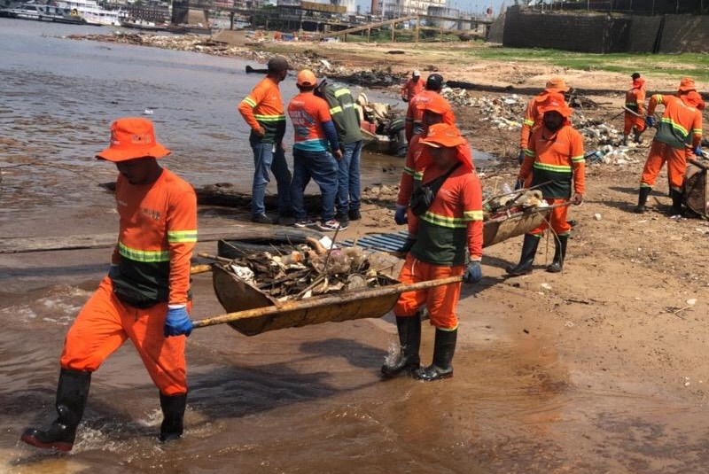 Quase 350 toneladas de lixo são retiradas por mês no rio Negro