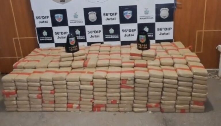 Polícia apreende drogas avaliadas em R$ 8 milhões em sacos de fibra após confronto entre piratas no Amazonas Polícia apreende drogas avaliadas em R$ 8 milhões em sacos de fibra após confronto entre piratas no Amazonas
