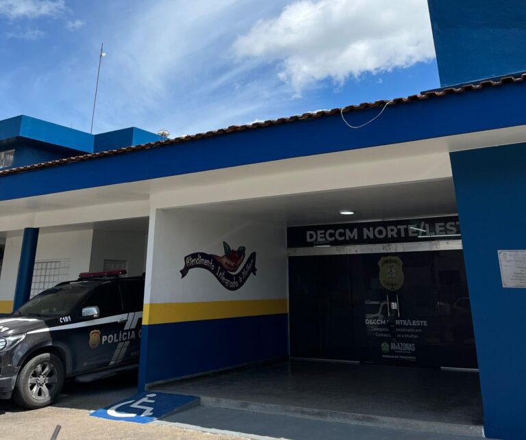 Homem é preso após agredir ex e ameaçar se jogar na frente de ônibus com filha no colo Homem é preso após agredir ex e ameaçar se jogar na frente de ônibus com filha no colo