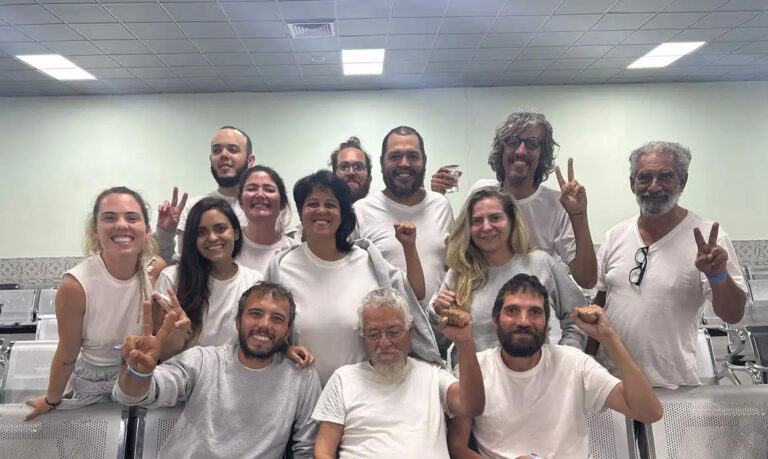 Brasileiros que tentaram ir a Gaza em flotilha são libertados pelas autoridades de Israel