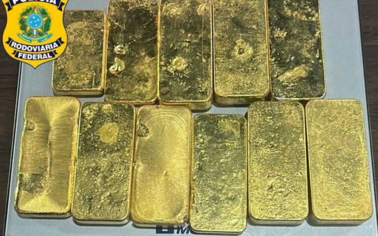 PRF apreende 10,2 kg de ouro avaliado em R$ 7 milhões em caminhonete em Boa Vista PRF apreende 10,2 kg de ouro avaliado em R$ 7 milhões em caminhonete em Boa Vista