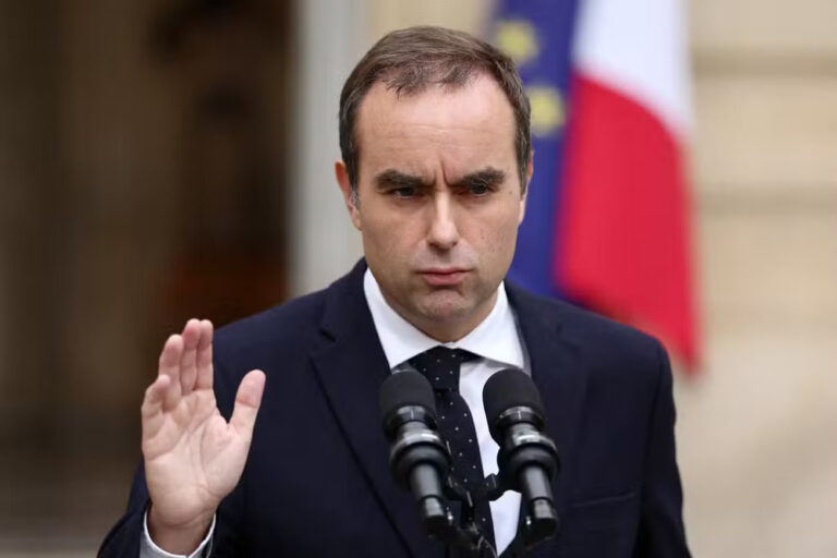 Primeiro-ministro da França renuncia após menos de um mês no cargo