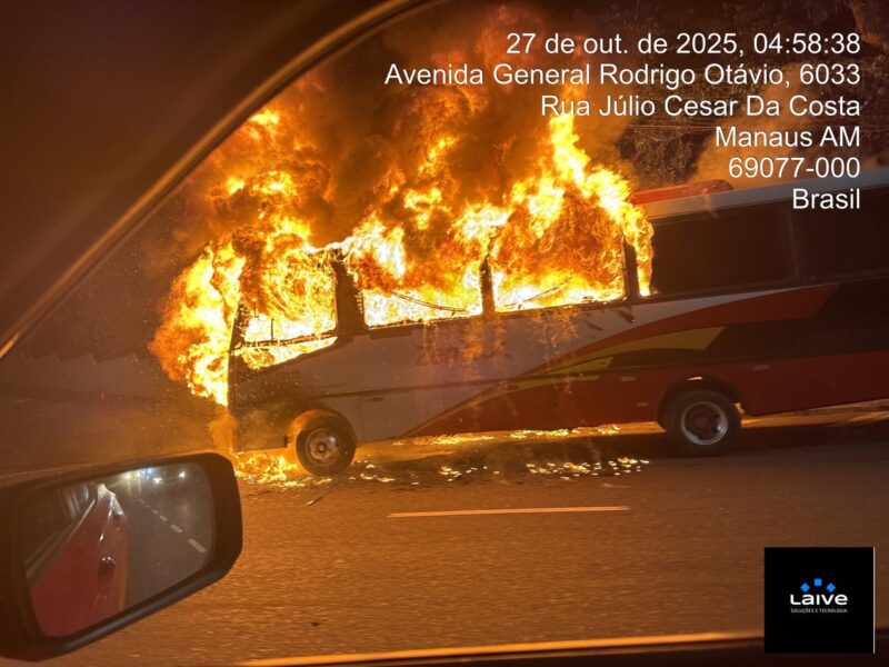 Micro-ônibus que fazia rota para o Distrito pega fogo em avenida de Manaus
