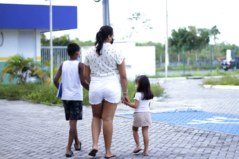 Amazonas pode criar programa estadual de apoio a mulheres chefes de família Amazonas pode criar programa estadual de apoio a mulheres chefes de família