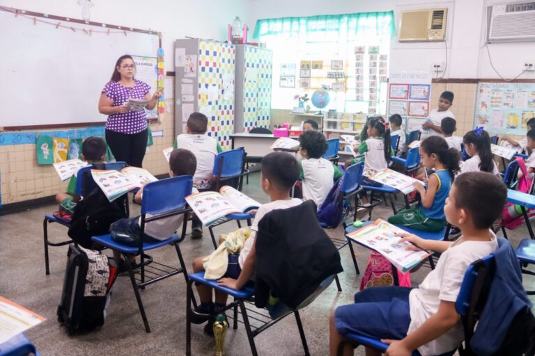 Proposta “Leia Mais” quer incentivar leitura e revelar novos escritores nas escolas de Manaus Proposta “Leia Mais” quer incentivar leitura e revelar novos escritores nas escolas de Manaus