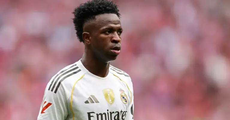 Vini Jr. se desculpa por reação após substituição em jogo contra Barcelona: “A paixão me domina” Vini Jr. se desculpa por reação após substituição em jogo contra Barcelona: “A paixão me domina”