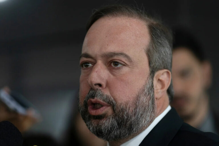 Ministro de Minas e Energia se pronuncia após apagão; incêndio em estação no Paraná foi a causa Ministro de Minas e Energia se pronuncia após apagão; incêndio em estação no Paraná foi a causa