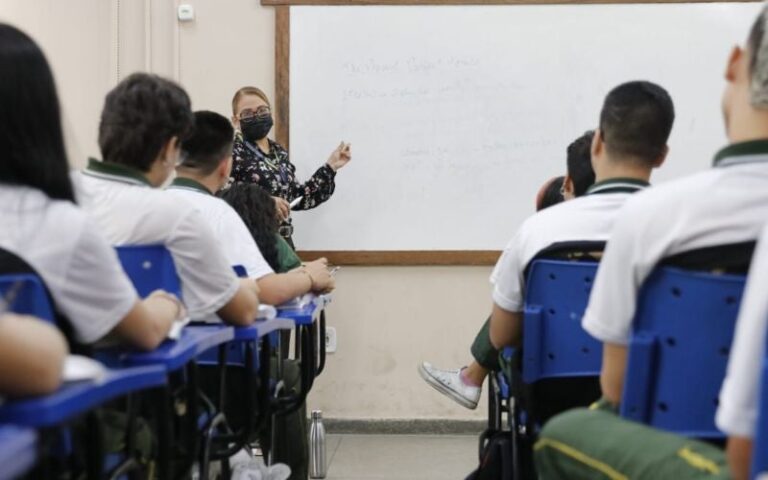 Vereador propõe Bolsa Ribeirinho para incentivar estudo de jovens em Manaus Vereador propõe Bolsa Ribeirinho para incentivar estudo de jovens em Manaus