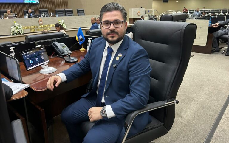 Amauri Gomes toma posse como vereador e promete seguir perfil ‘independente’ na Câmara Amauri Gomes toma posse como vereador e promete seguir perfil ‘independente’ na Câmara
