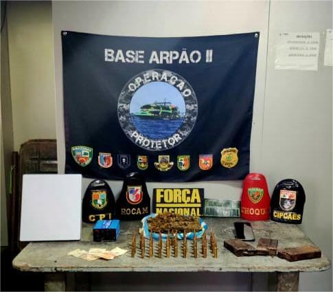Polícia apreende carregadores de fuzil, munições e drogas após lancha de criminosos naufragar no Amazonas Polícia apreende carregadores de fuzil, munições e drogas após lancha de criminosos naufragar no Amazonas