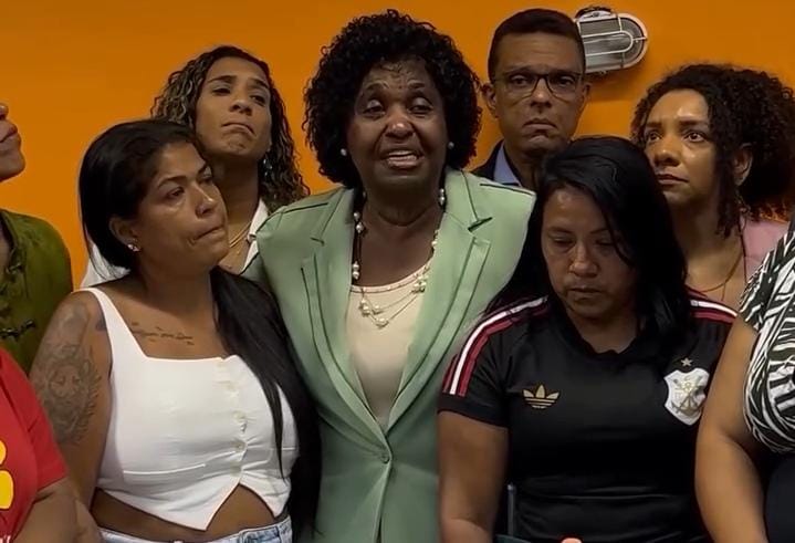 Benedita da Silva se emociona durante encontro com famílias de mortos em megaoperação no Rio Benedita da Silva se emociona durante encontro com famílias de mortos em megaoperação no Rio