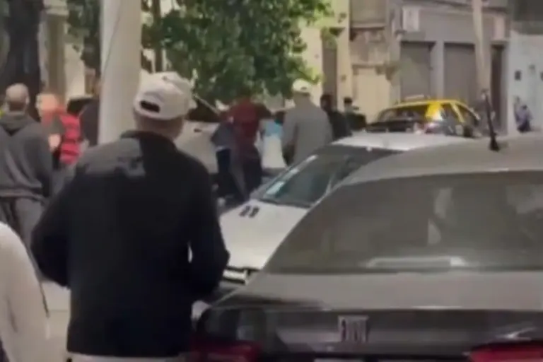 VÍDEO: Torcedores de Flamengo e Racing trocam socos após jogo na Argentina VÍDEO: Torcedores de Flamengo e Racing trocam socos após jogo na Argentina