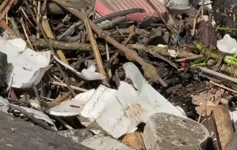 Garis encontram corpo preso em ecobarreira do igarapé do Passeio do Mindu, em Manaus; vídeo