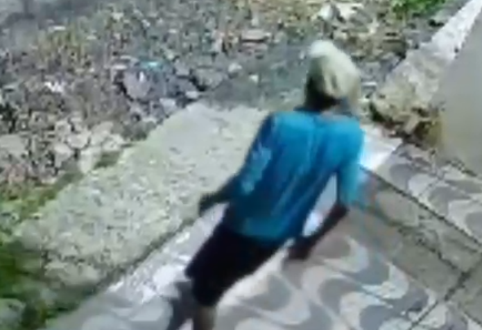 Veja momento em que homem furta hidrômetro em Manaus Veja momento em que homem furta hidrômetro em Manaus