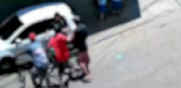 Aluno é agredido e tem bicicleta roubada por grupo em São Bernardo; câmeras registraram