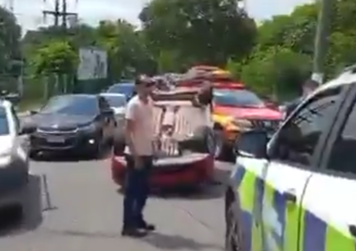 VÍDEO: Carro capota e afeta trânsito em três avenidas de Manaus VÍDEO: Carro capota e afeta trânsito em três avenidas de Manaus