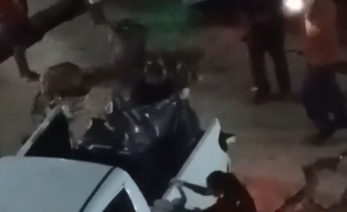 VÍDEO: Corpos de crianças indígenas esquartejadas em Barreirinha chegam a Parintins VÍDEO: Corpos de crianças indígenas esquartejadas em Barreirinha chegam a Parintins