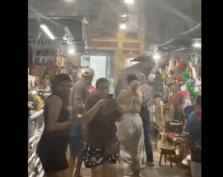Vídeo mostra alagamento no Mercado Municipal de Manaus durante forte chuva Vídeo mostra alagamento no Mercado Municipal de Manaus durante forte chuva