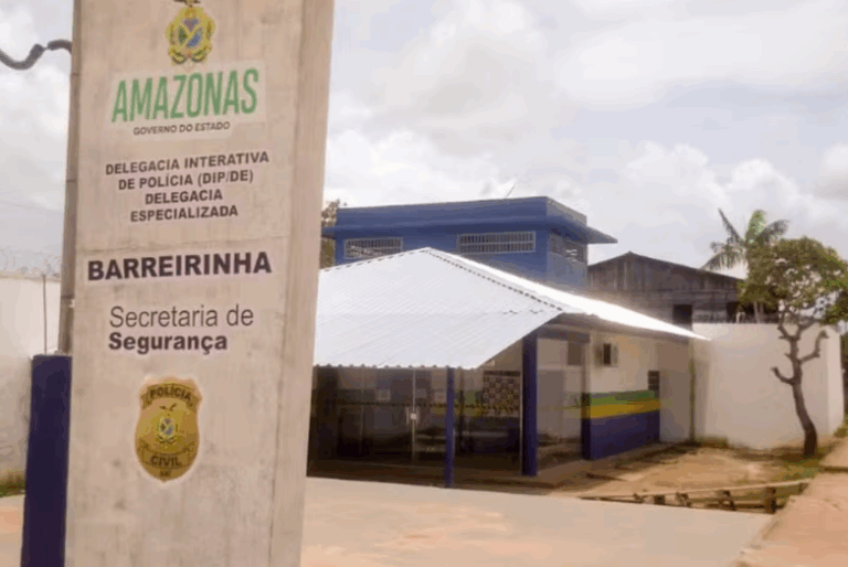 Adolescente apreendido por matar e esquartejar irmãos é transferido para internação em Parintins Adolescente apreendido por matar e esquartejar irmãos é transferido para internação em Parintins