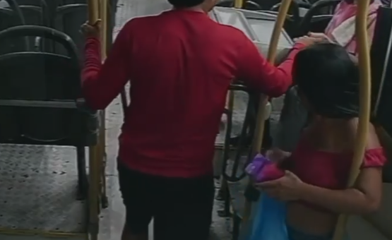 VÍDEO: Casal é procurado pela polícia suspeito de assaltar ônibus 560 em Manaus VÍDEO: Casal é procurado pela polícia suspeito de assaltar ônibus 560 em Manaus