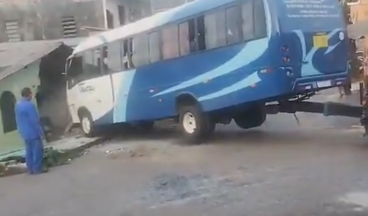 VÍDEO: Motorista de micro-ônibus perde controle e invade casa em Manaus VÍDEO: Motorista de micro-ônibus perde controle e invade casa em Manaus