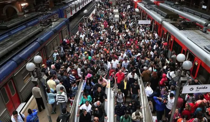 Passageiro aciona botão de emergência e é agredido por multidão em trem Passageiro aciona botão de emergência e é agredido por multidão em trem