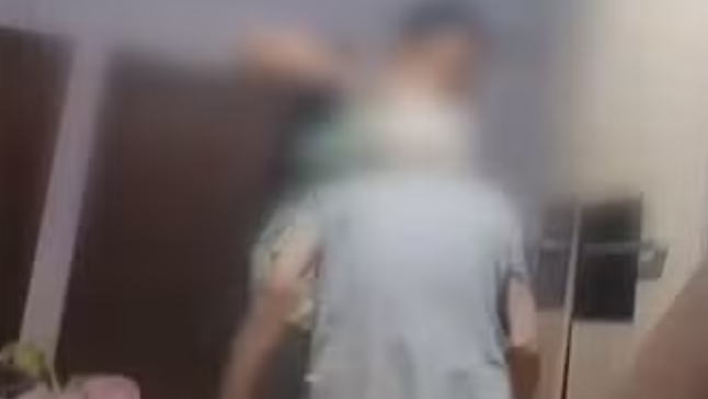 Vídeo mostra mulher agredindo mãe de 86 anos; agressora é presa no Paraná Vídeo mostra mulher agredindo mãe de 86 anos; agressora é presa no Paraná