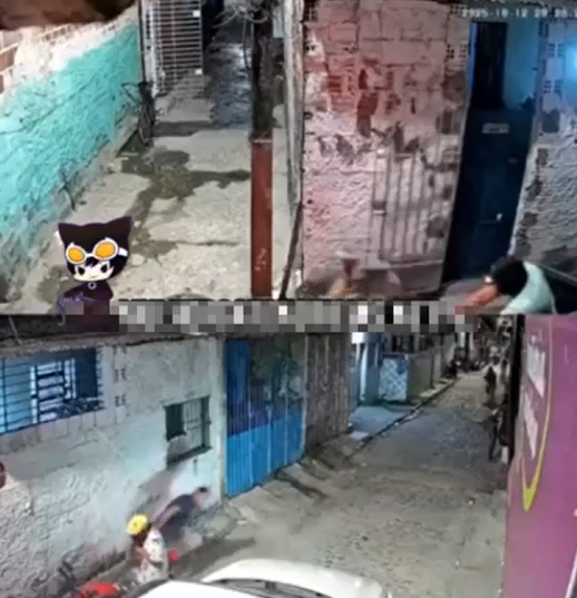 No Recife, homem é assassinado a tiros na frente da mãe No Recife, homem é assassinado a tiros na frente da mãe