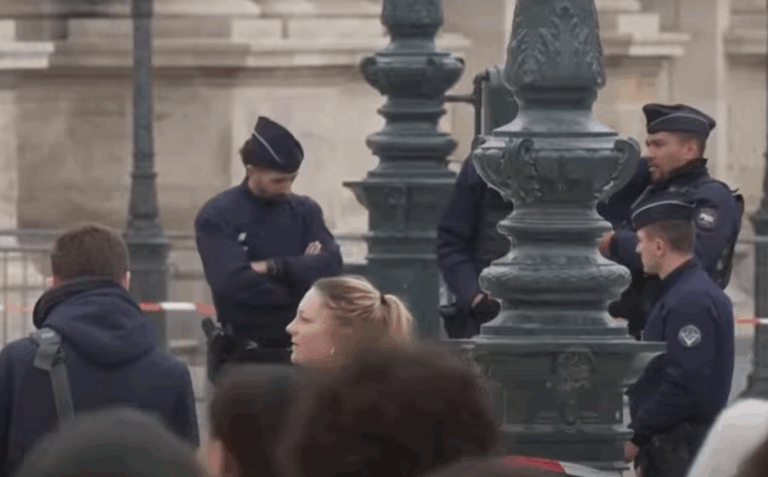 Joias da coleção de Napoleão são roubadas do Louvre, em Paris Joias da coleção de Napoleão são roubadas do Louvre, em Paris