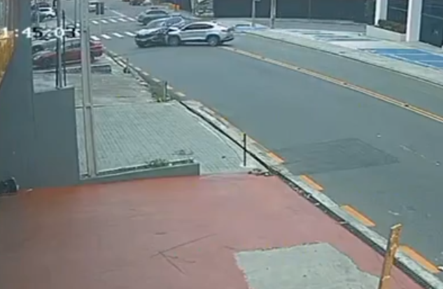 VÍDEO: Mulher fica ferida em acidente entre 3 carros em Manaus VÍDEO: Mulher fica ferida em acidente entre 3 carros em Manaus