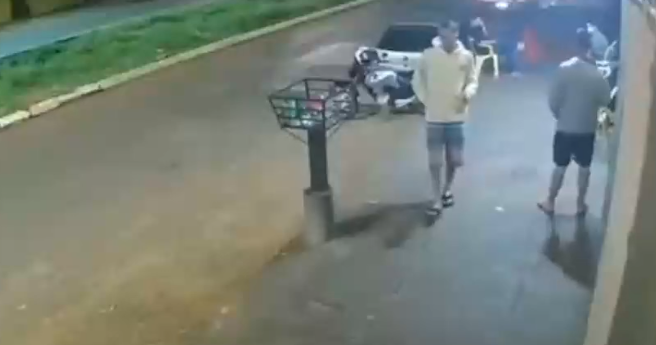 Dupla em moto atira contra jovens em Araguari; dois morrem e um sobrevive Dupla em moto atira contra jovens em Araguari; dois morrem e um sobrevive