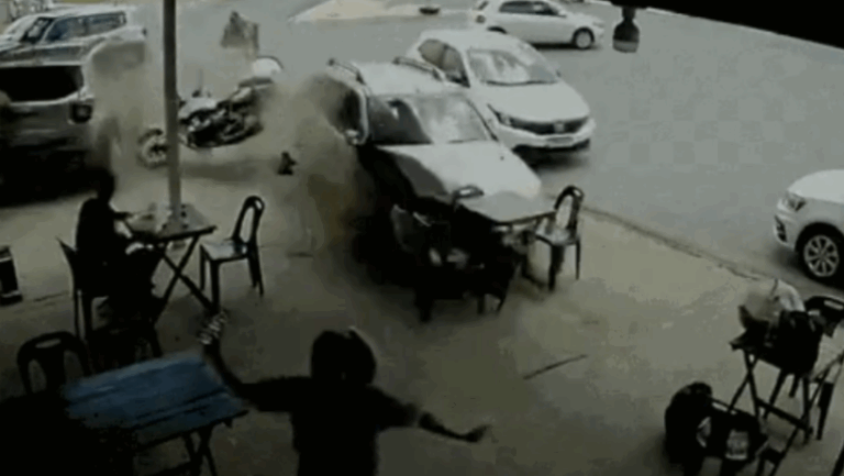 Carro desgovernado invade sorveteria e quase atropela cliente em Cuiabá