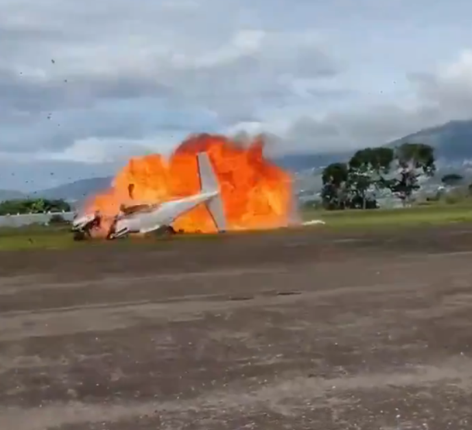 Avião cai e explode após decolagem na Venezuela; dois pilotos morrem  Avião cai e explode após decolagem na Venezuela; dois pilotos morrem
