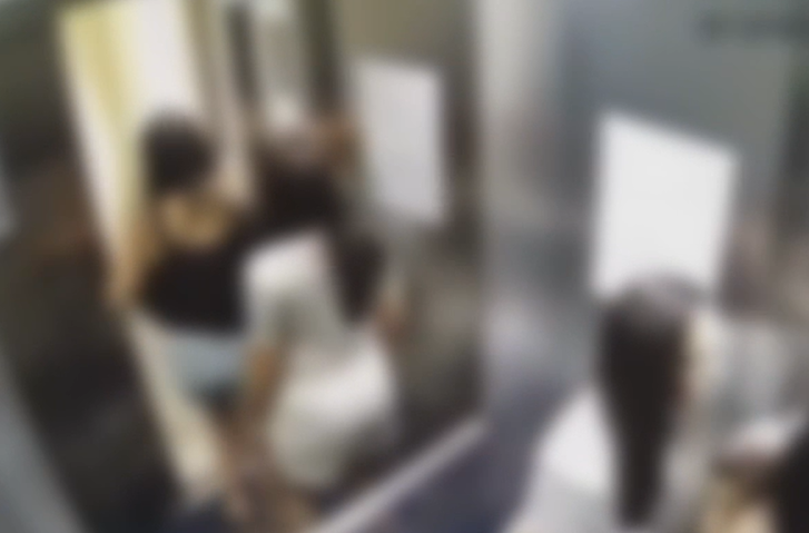 Dupla furta R$ 1 milhão em joias de apartamento no Recife e sai com cervejas nas mãos Dupla furta R$ 1 milhão em joias de apartamento no Recife e sai com cervejas nas mãos