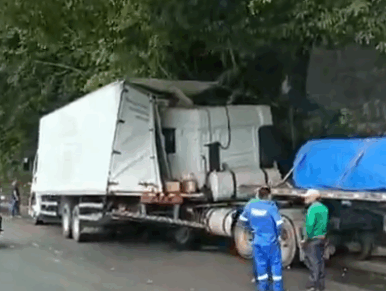 VÍDEO: Carreta desgovernada atinge caminhão e deixa dois feridos em Manaus VÍDEO: Carreta desgovernada atinge caminhão e deixa dois feridos em Manaus