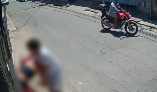 Mulher é esfaqueada pelo companheiro e corre com faca cravada nas costas Mulher é esfaqueada pelo companheiro e corre com faca cravada nas costas