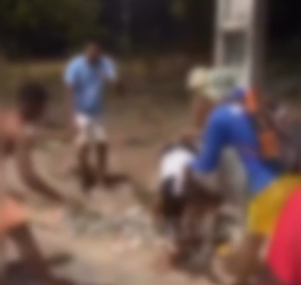Assaltante é punido por população e recebe banho de fezes Assaltante é punido por população e recebe banho de fezes