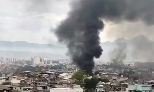 Criminosos usam drones para lançar bombas contra policiais em operação no Rio Criminosos usam drones para lançar bombas contra policiais em operação no Rio