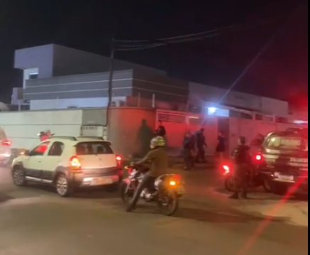 Policiais são presos com mais de 72 kg de barras de ouro avaliados em R$ 46 milhões em Manaus Policiais são presos com mais de 72 kg de barras de ouro avaliados em R$ 46 milhões em Manaus