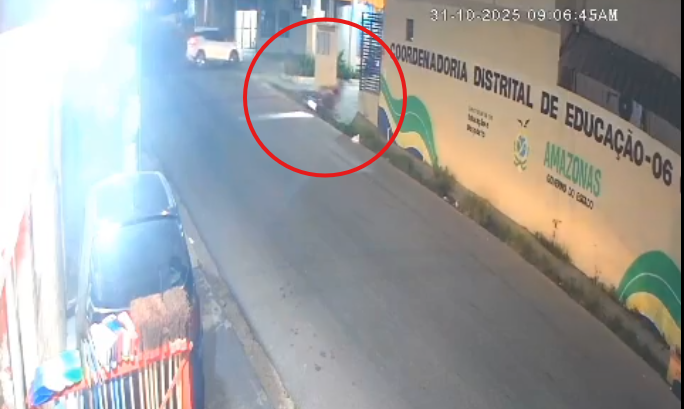 VÍDEO: Motociclista é atingido por carro e morre ao ser arremessado contra muro em Manaus VÍDEO: Motociclista é atingido por carro e morre ao ser arremessado contra muro em Manaus