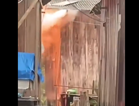 VÍDEO: Incêndio atinge casas e deixa moradores desesperados em Manaus VÍDEO: Incêndio atinge casas e deixa moradores desesperados em Manaus
