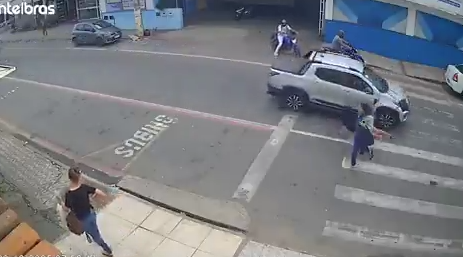Mulher é atropelada em faixa de pedestre e motorista foge
