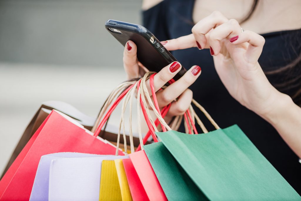 Black Friday, Natal e juros: planejamento é essencial para evitar dívidas nas compras de fim de ano, alerta economista