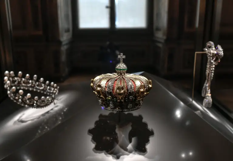 Coroa da esposa de Napoleão é recuperada após roubo no Museu do Louvre, dizem jornais Coroa da esposa de Napoleão é recuperada após roubo no Museu do Louvre, dizem jornais