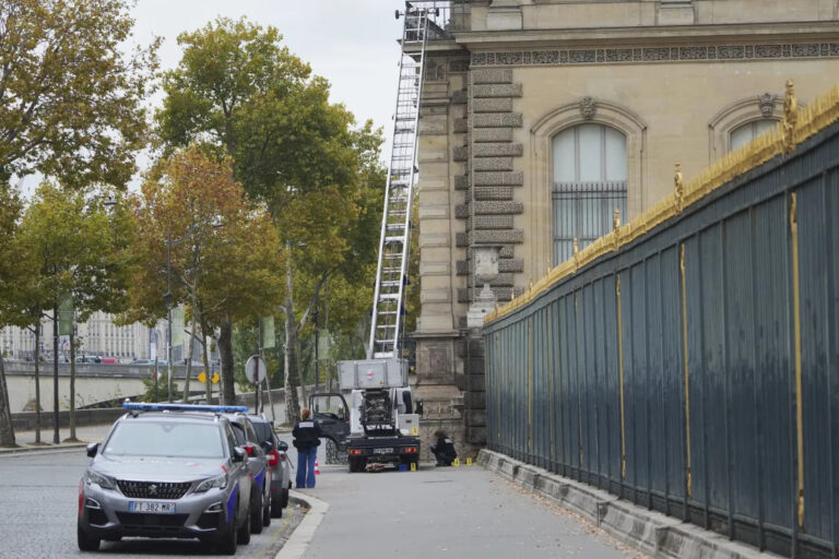 Dois suspeitos do roubo do Louvre, presos em Paris, admitem envolvimento no furto das joias
